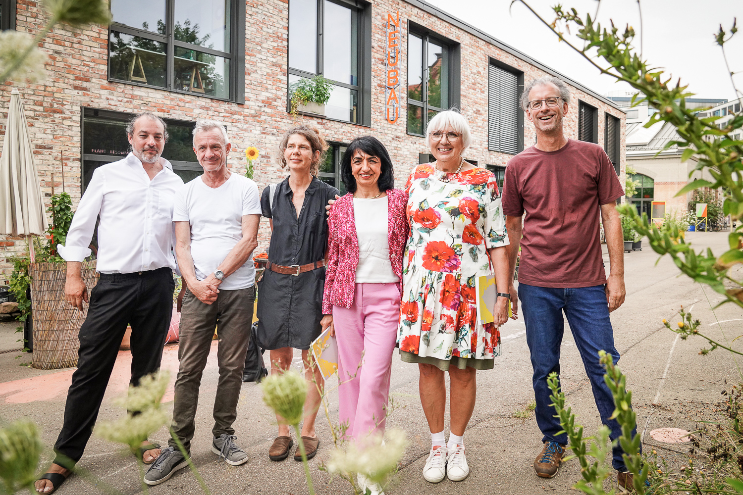 Gruppenfoto mit Kunstministerin vor dem Kunstverein Wagenhalle.